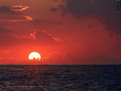 Bari, quando il sole tramonta sul mare